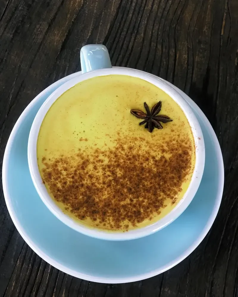 Golden latte con cúrcuma y anís estrellado