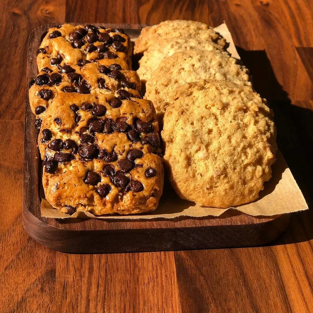 Cookies de avena con pepitas de chocolate y de arándanos sobre tabla de madera