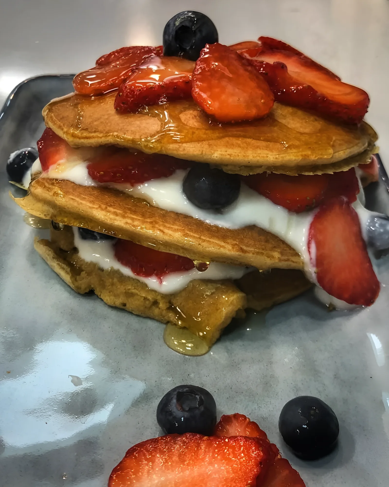 Pancakes con yogur, fresas y arándanos