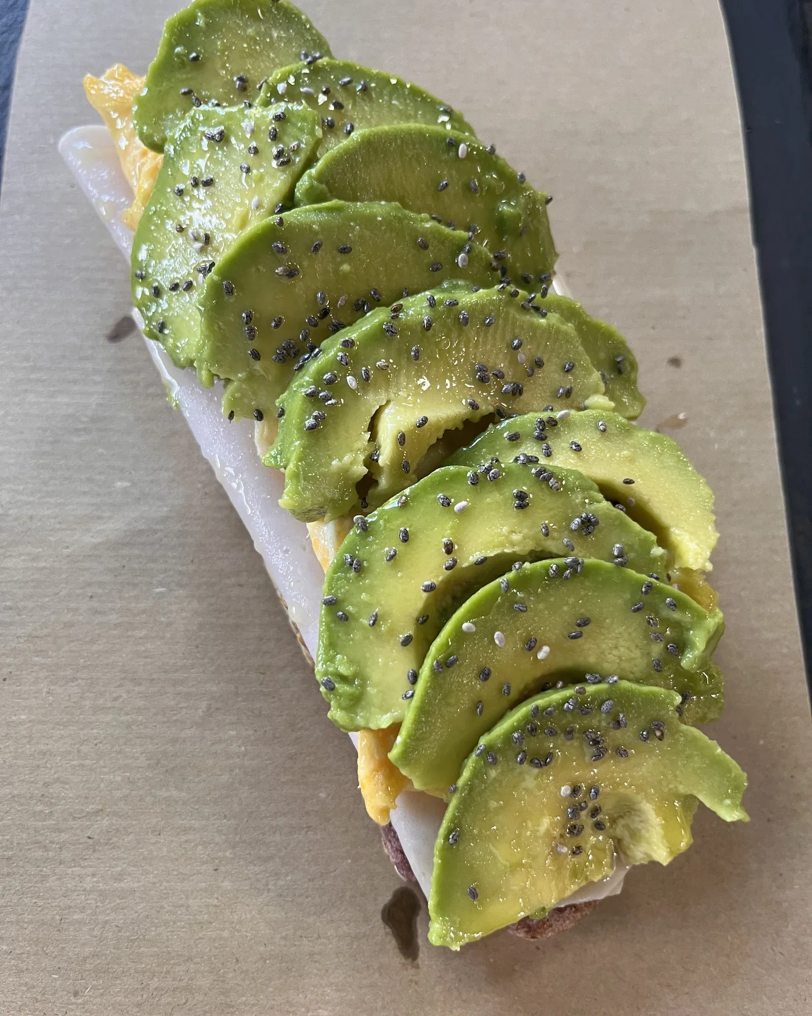 Tosta con láminas de aguacate y semillas de chía