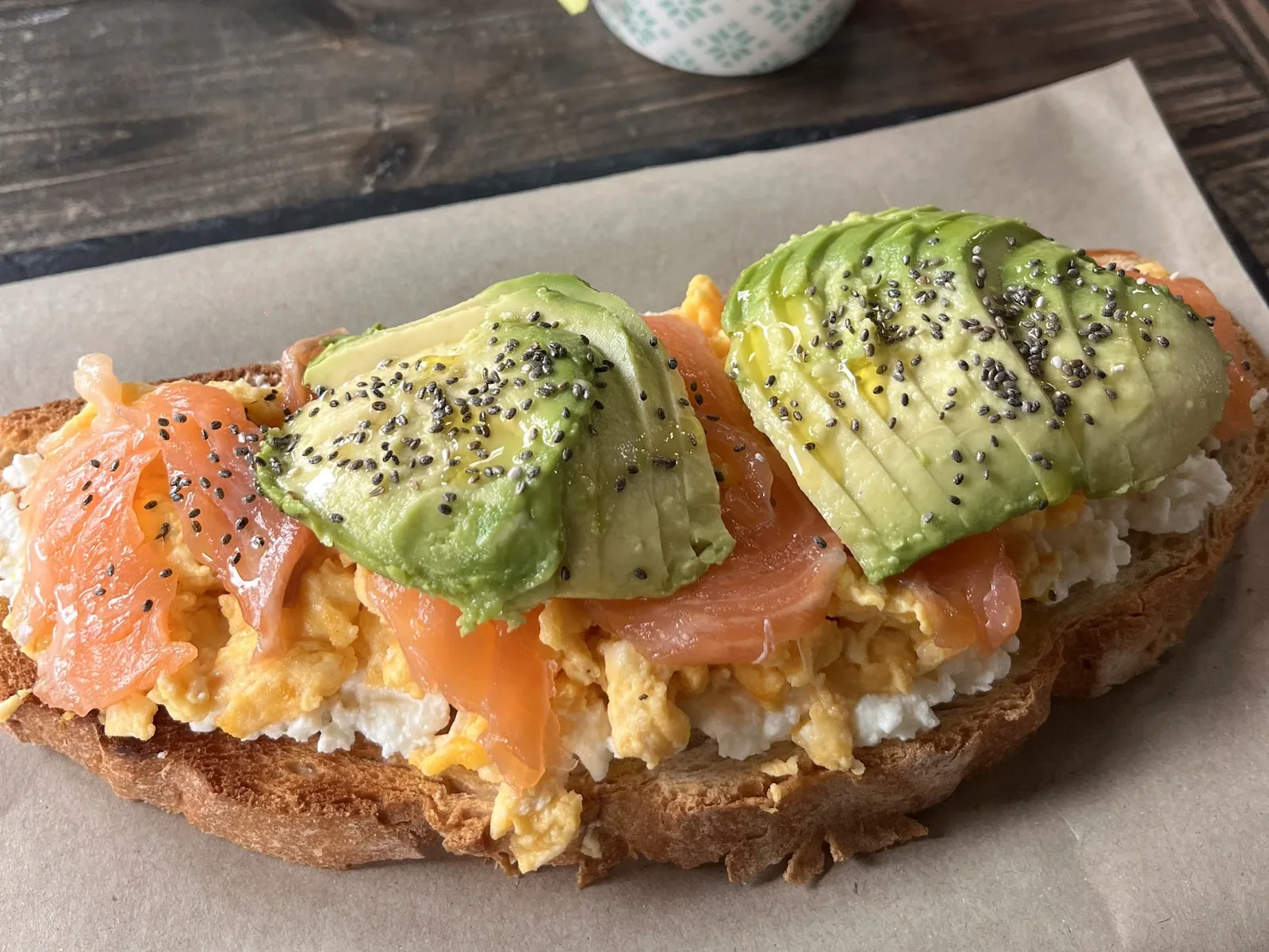 Tosta con huevos revueltos, salmón y aguacate con semillas de chía